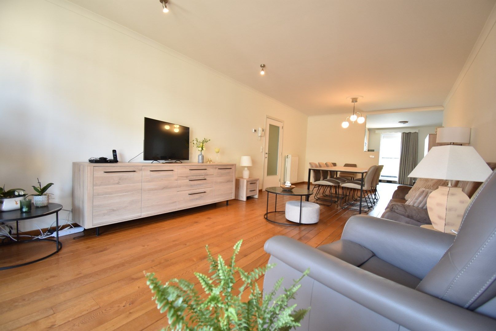 Degelijk 2-slaapkamer appartement met autostandplaats + in hartje Bilzen foto 2