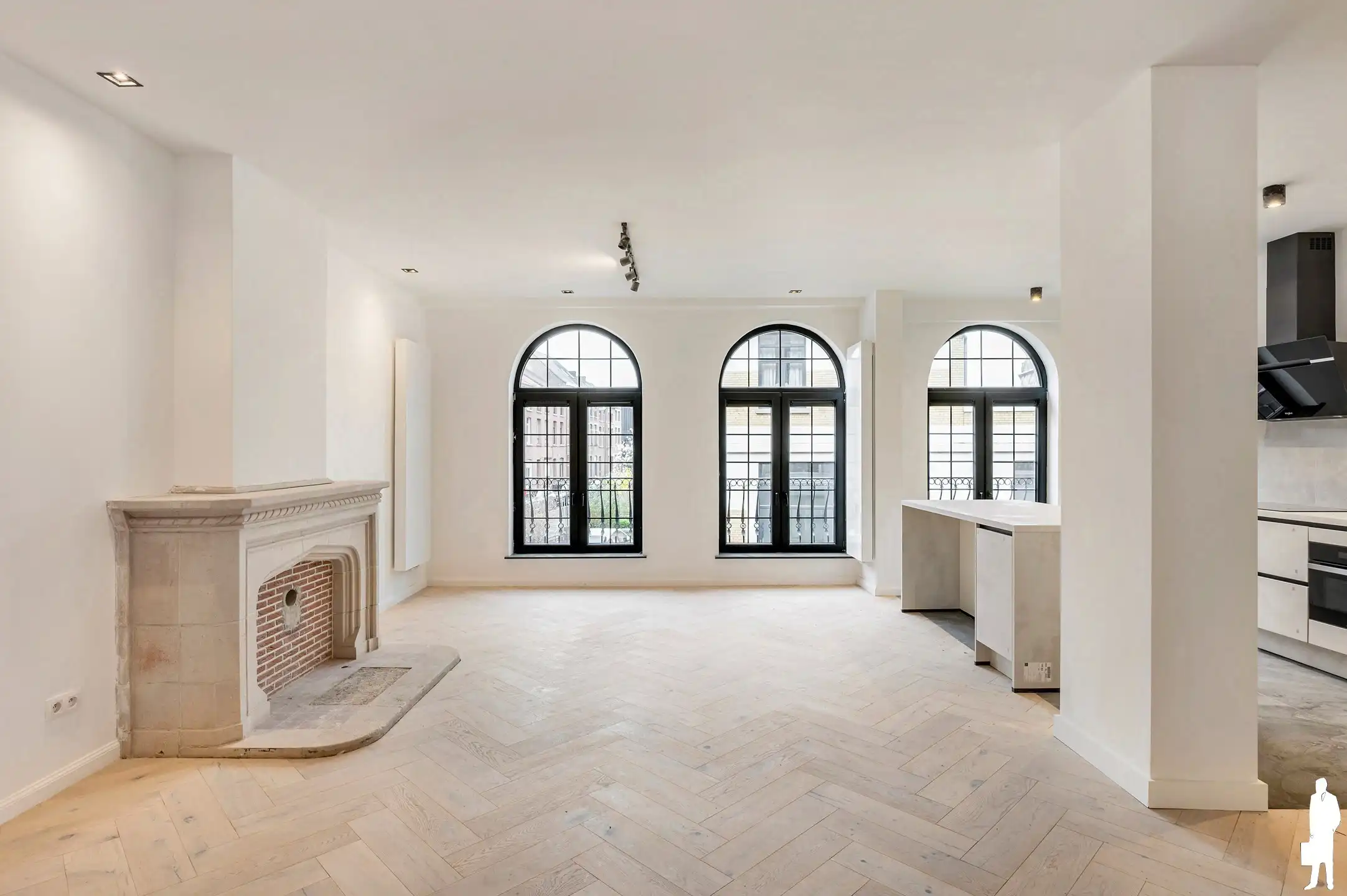 Prachtig gerenoveerd appartement (149 m²) met 2+ slaapkamers en zonnig terras nabij centrum Mechelen. foto {{pictureIndex}}