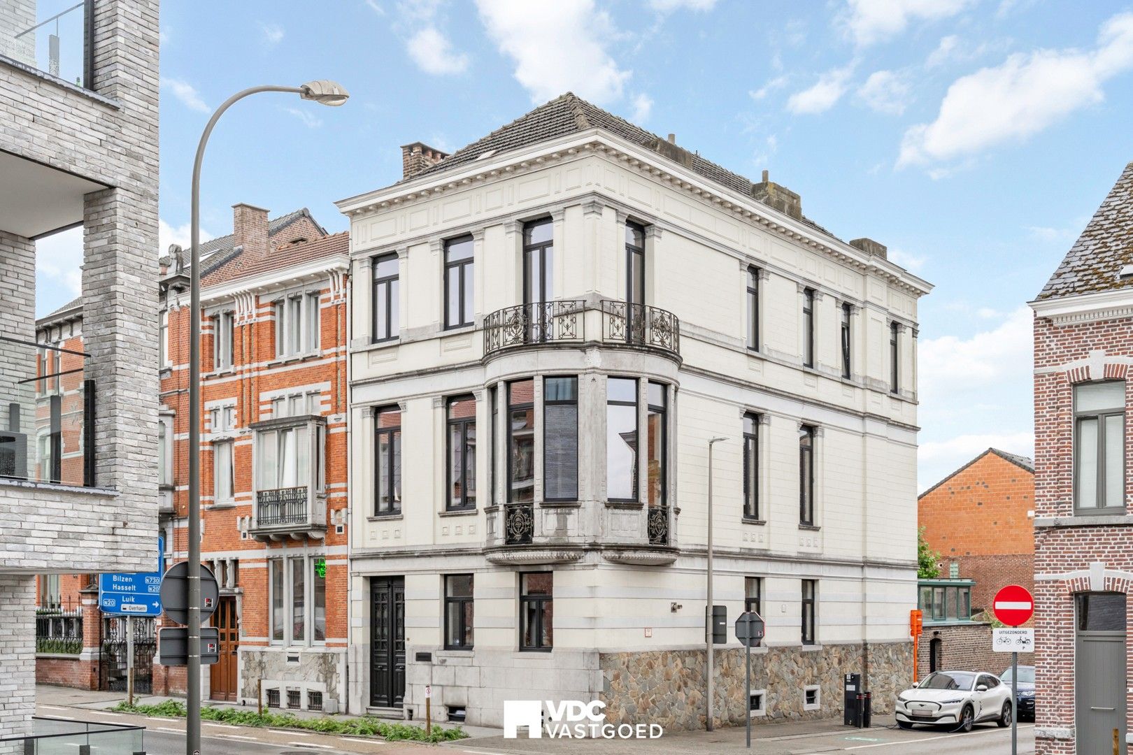 Statig herenhuis met grandeur en luxueuze afwerking in het hart van Tongeren foto {{pictureIndex}}