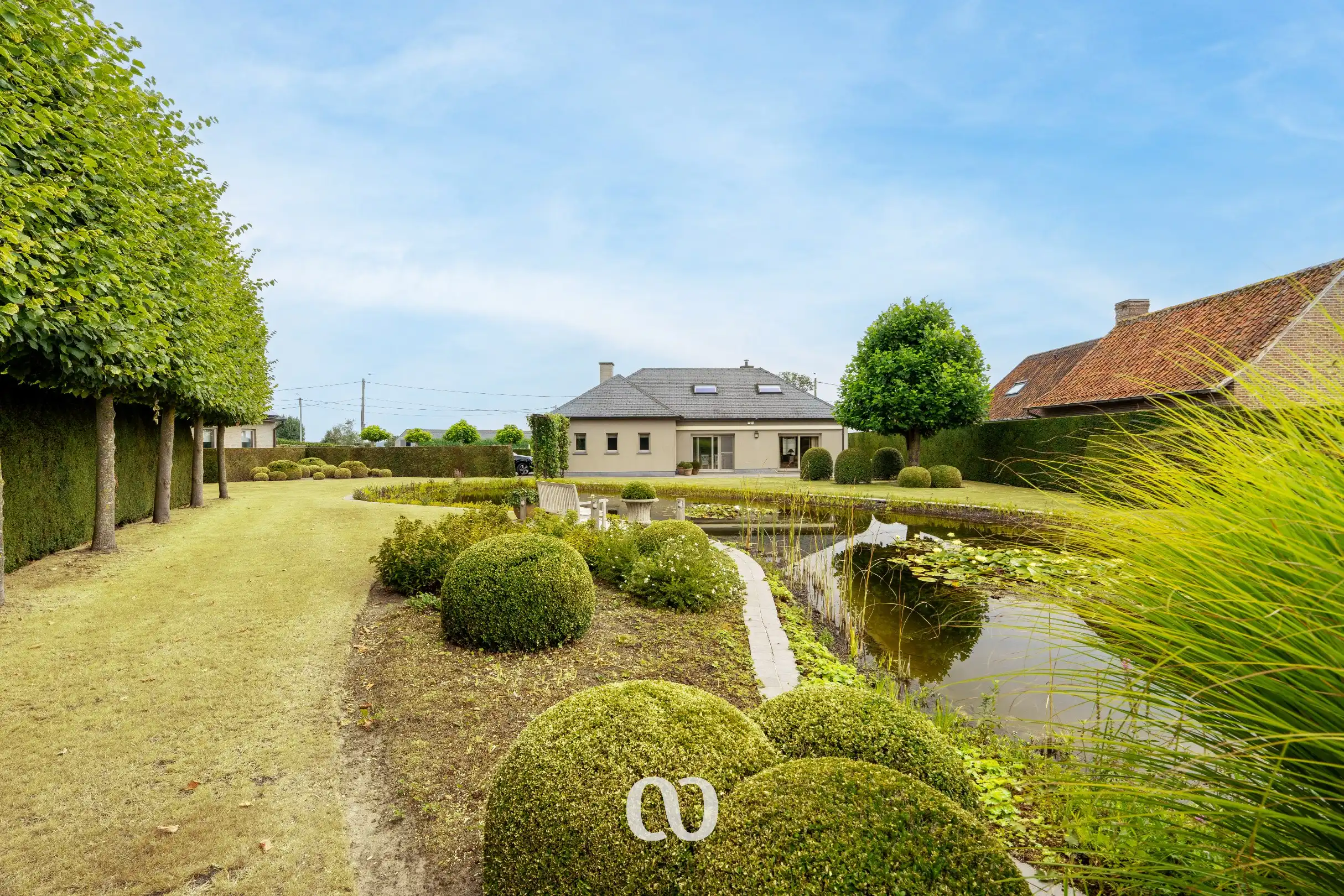 Prachtig onderhouden villa op meer dan 2.000 m² in Kaster foto {{pictureIndex}}