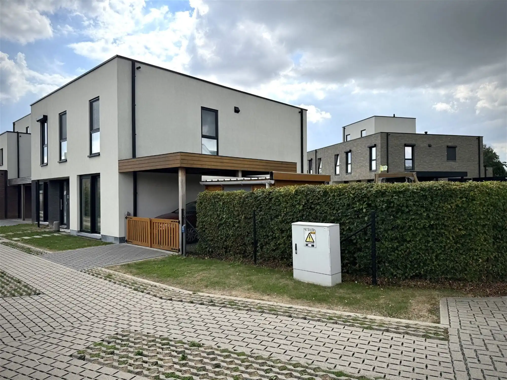 Instapklare WONING met 3 slaapkamers, tuin / terras & carport, gelegen in een rustige, kindvriendelijke buurt foto 2