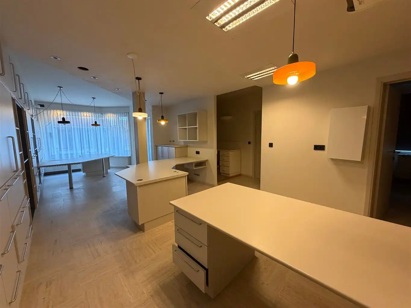 Instapklare kantoorruimte of praktijkruimte. Reeds voorzien van burelen en verlichtingsarmaturen vlakbij de Markt en de Hepperpoort. foto 2