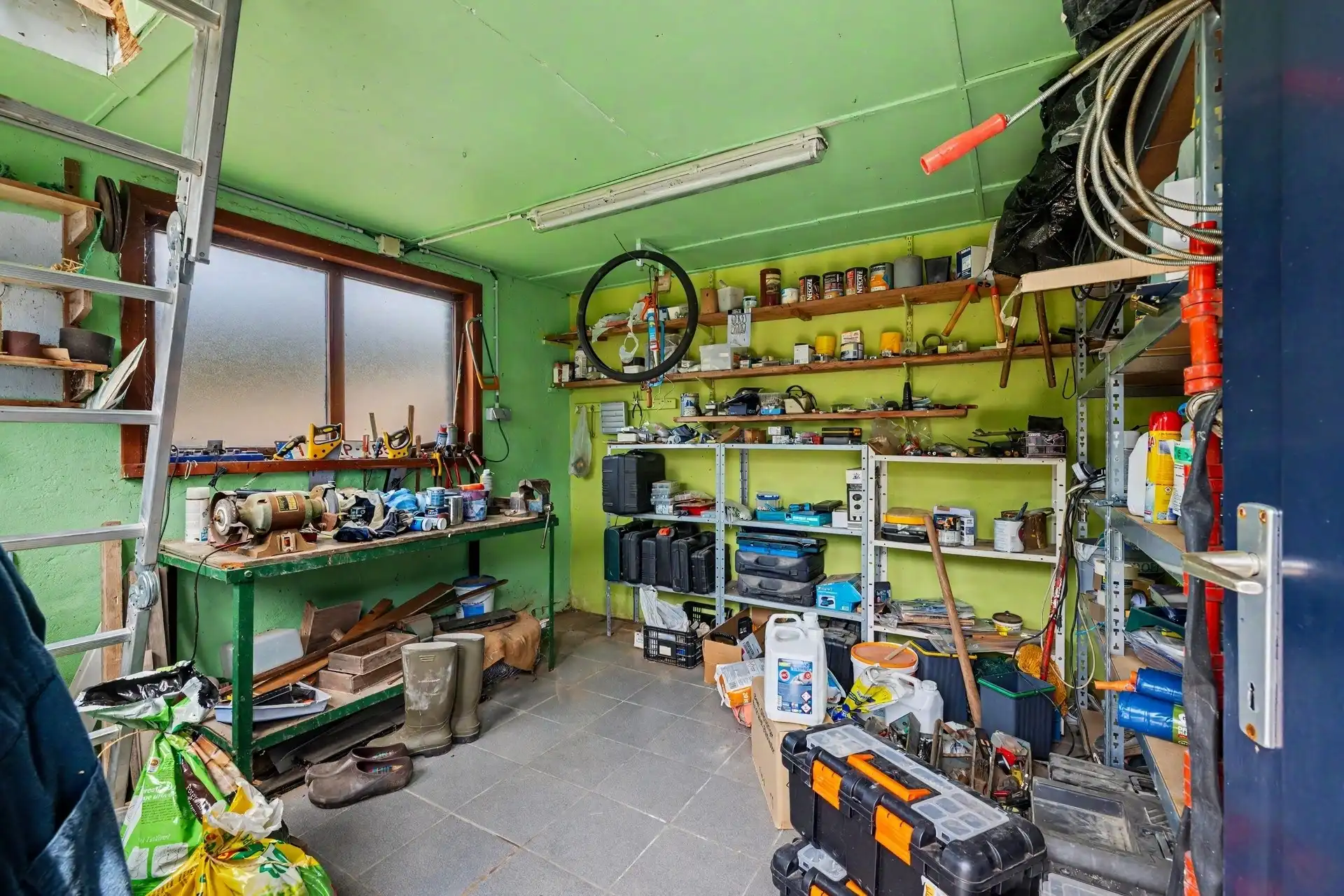 Goed gelegen halfopen bebouwing met ruime oprit, 3 slaapkamers en tuin foto 21