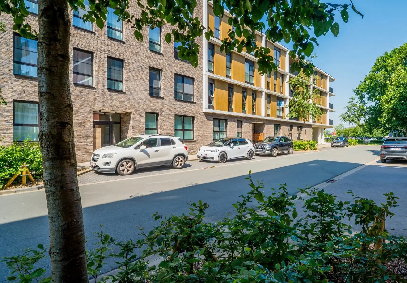 Instapklaar appartement met 2 slpks, terras en staanplaats foto {{pictureIndex}}