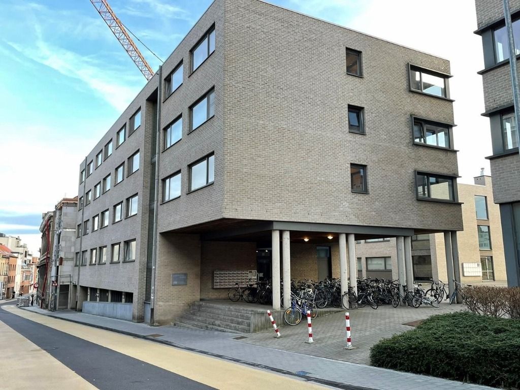 Zeer ruime en gemeubelde studentenkamer, gelegen achteraan het gebouw foto 7