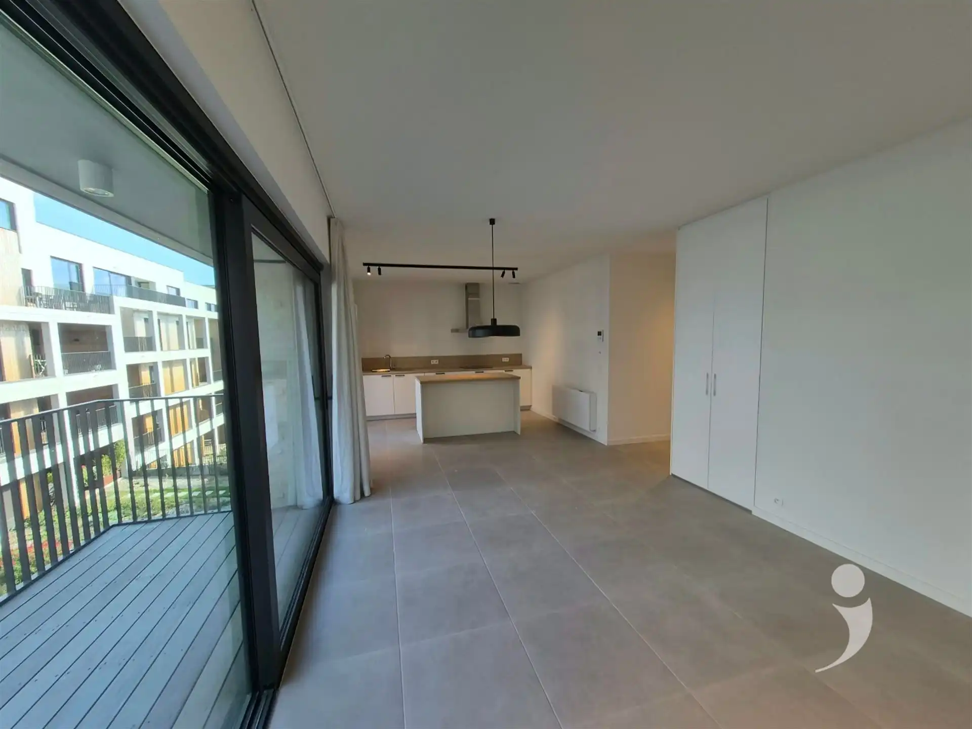 Nieuwbouw appartement met dubbele staanplaats voor de wagen foto 3