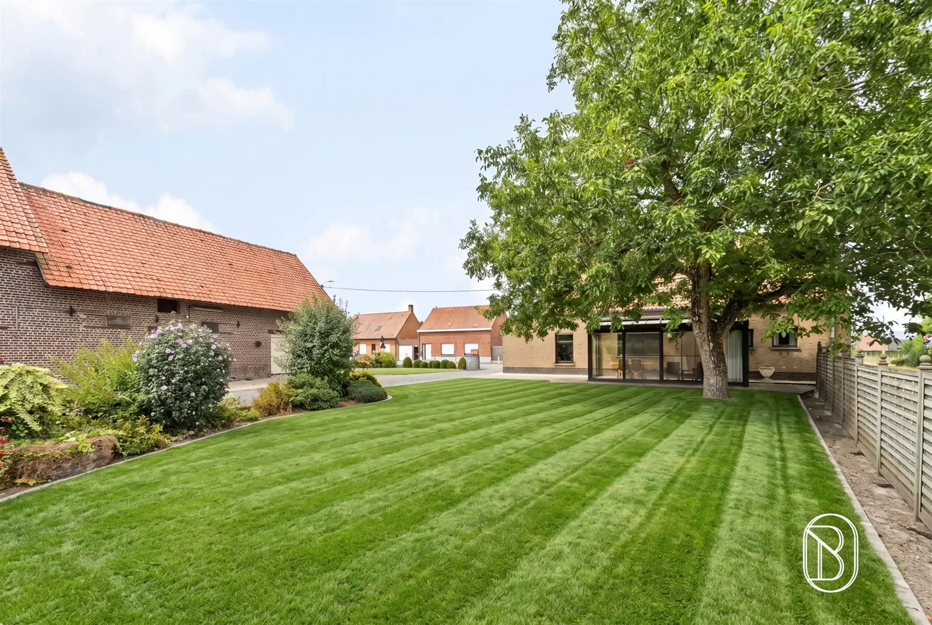 Eigendom met schuur en weide, op 1,6 hectare.  foto 2