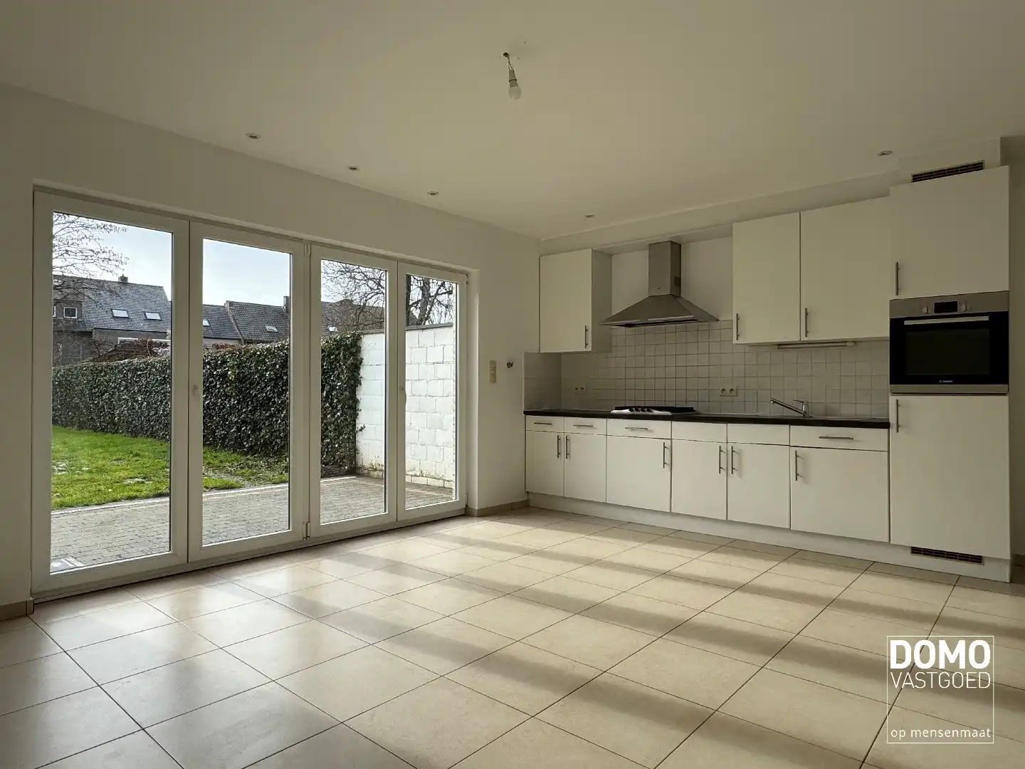 Ruime woning met tuin, garage en 3 slaapkamers vlakbij centrum Hasselt foto {{pictureIndex}}