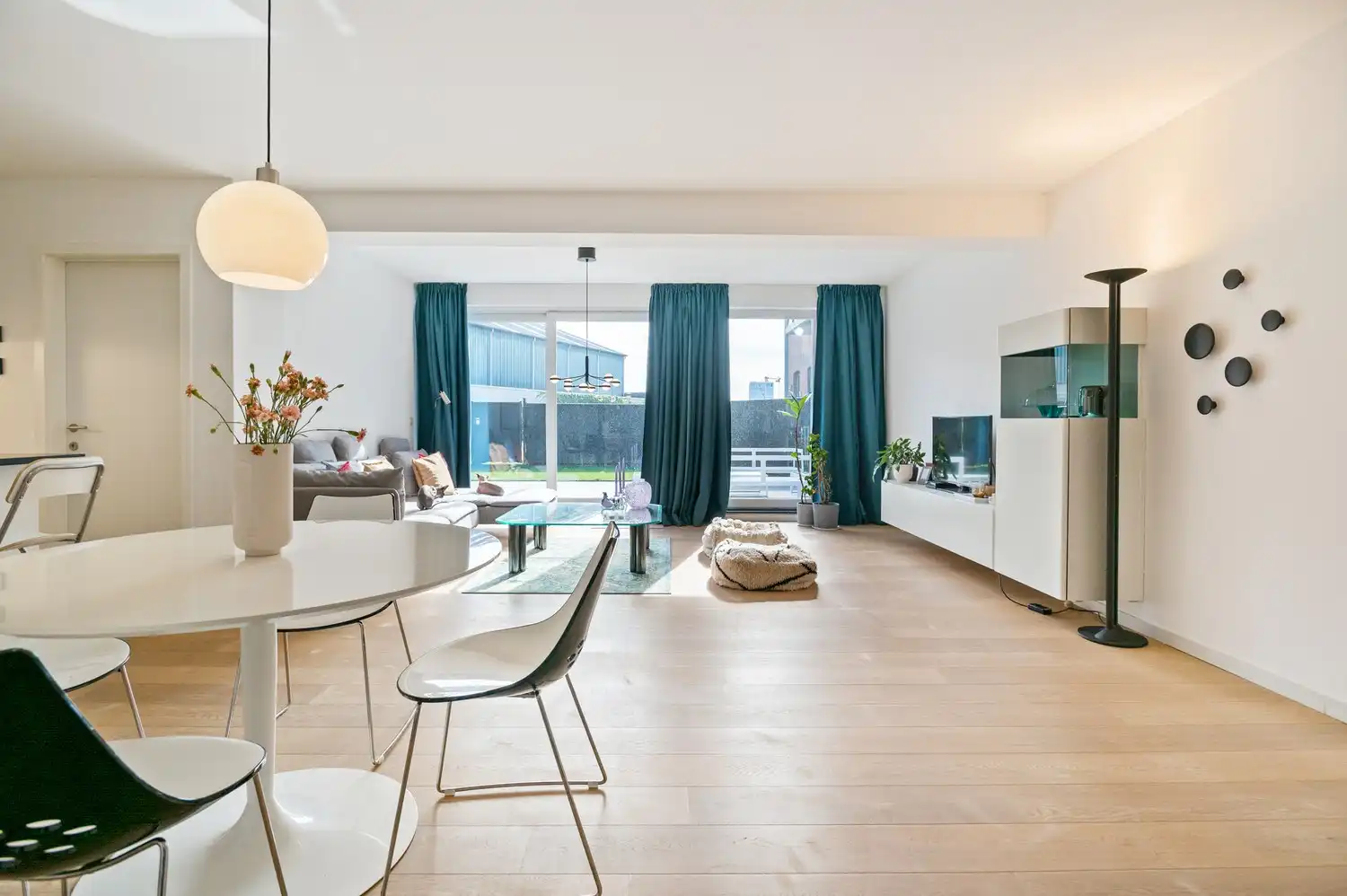 Instapklaar gelijkvloers appartement met 3 SLPK en een ruim tuin/terras in Antwerpen! foto {{pictureIndex}}