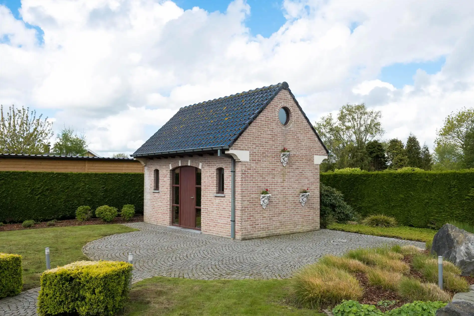 Mooie stijlvilla met kwalitatieve afwerking en zeer verzorgde tuin met oprijlaan. foto 26