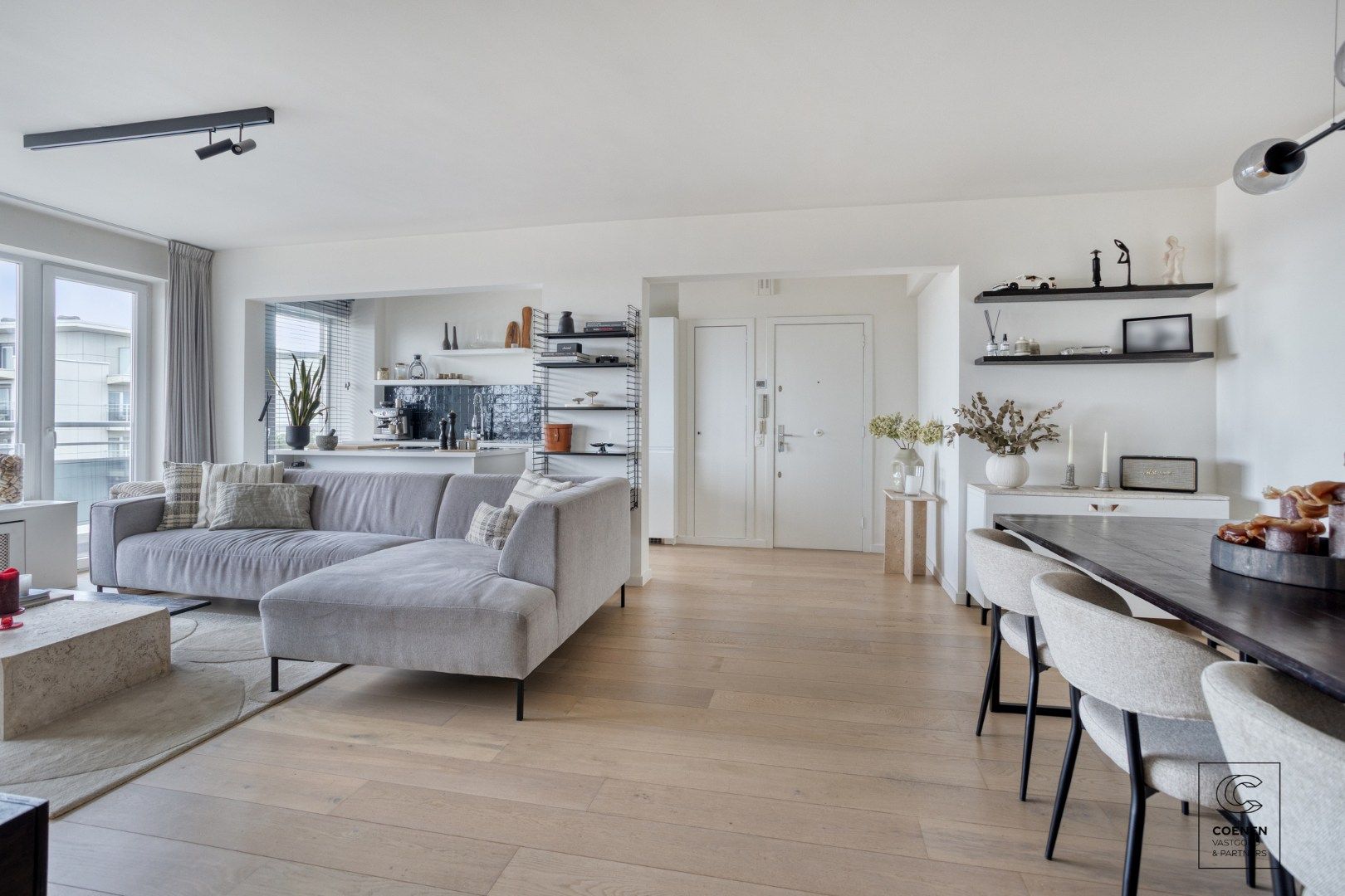 Stijlvol gerenoveerd appartement met 2 slaapkamers & zonnig terras op toplocatie te Berchem foto 6