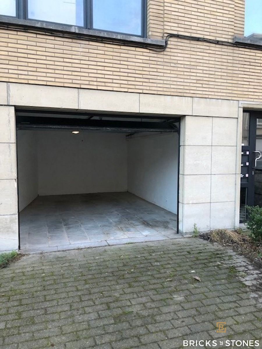 Gesloten garagebox te huur in Pulhofwijk foto 2