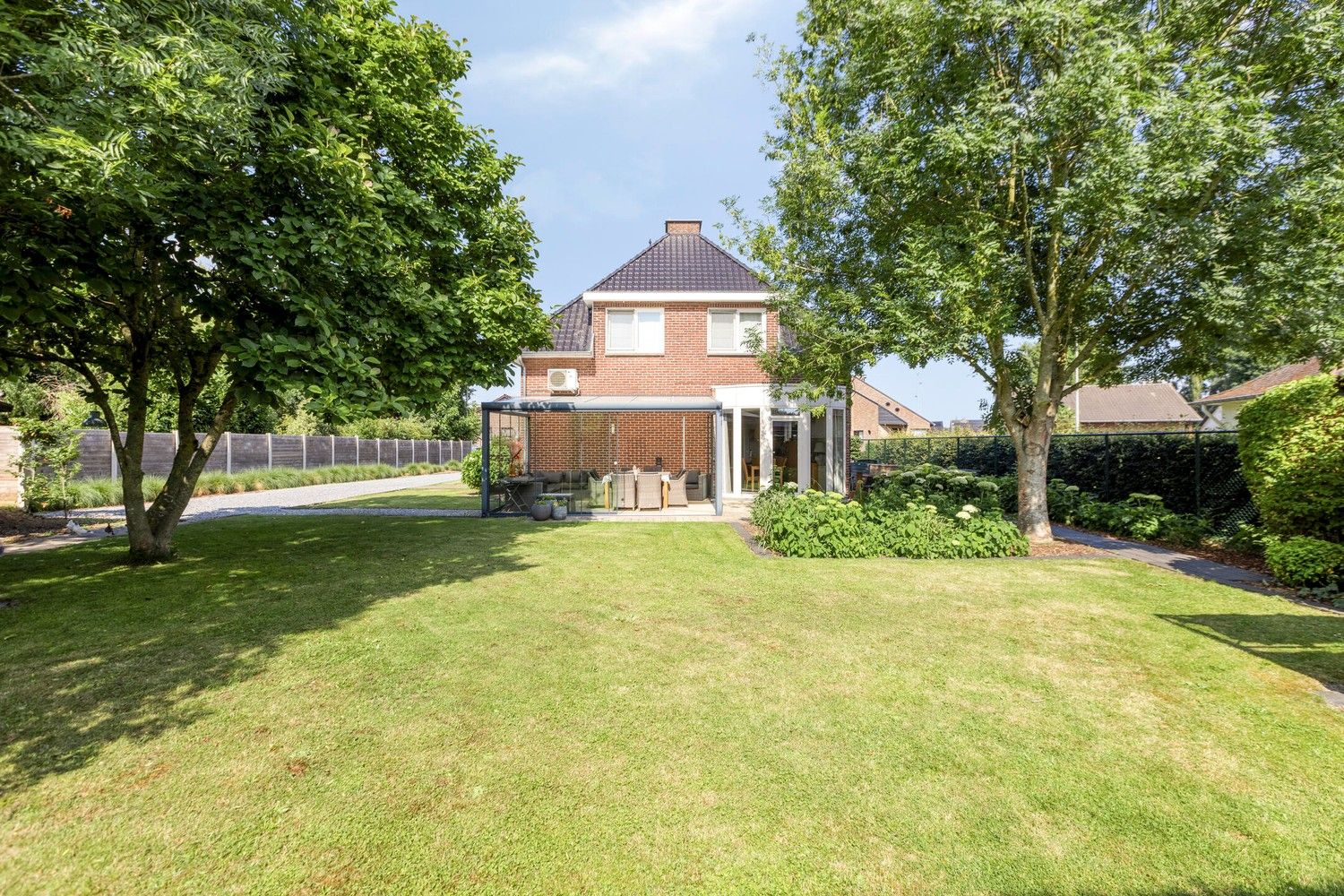 Charmante gezinswoning met drie slaapkamers en prachtige tuin in Dilsen-Stokkem foto 36