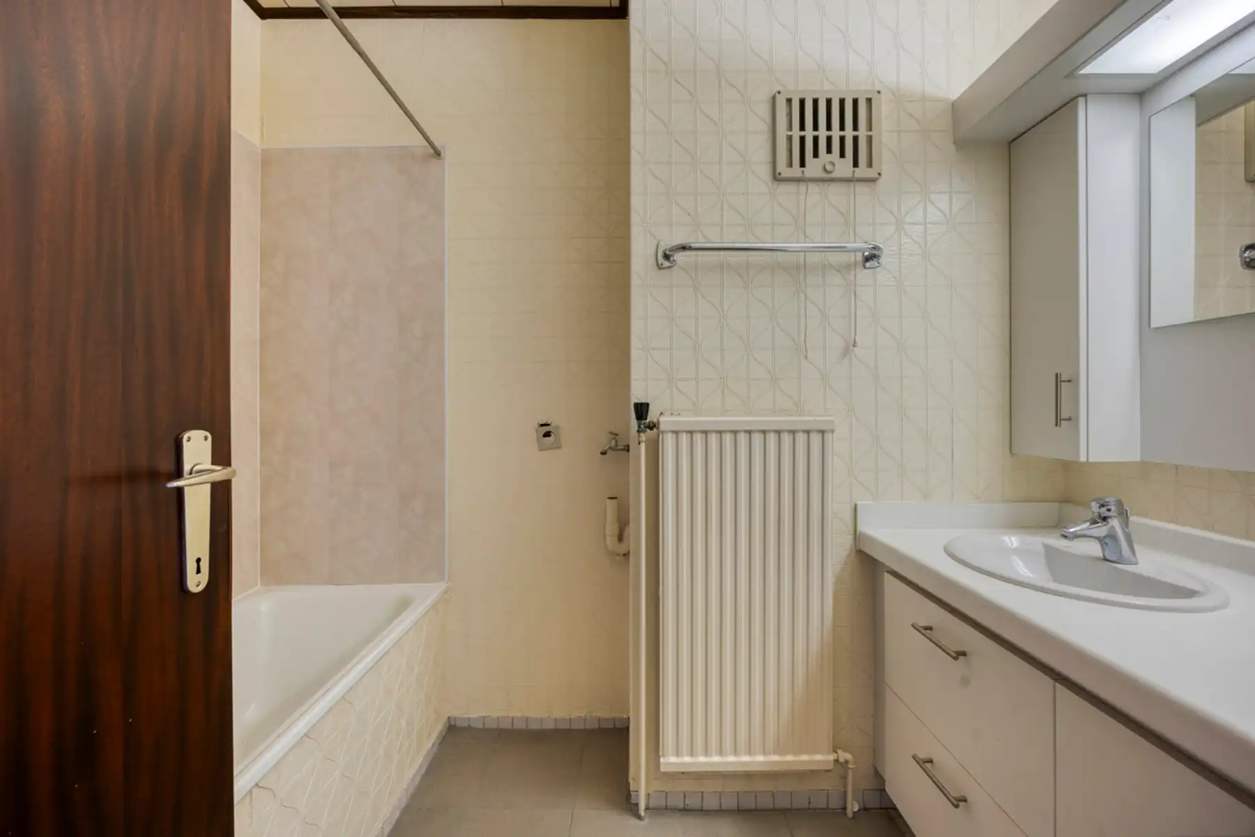 Appartementsgebouw met 5 app en achterliggende garages foto 19