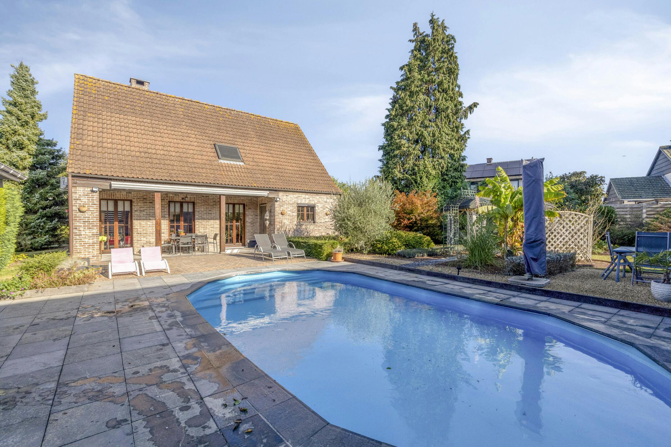 Hoofdfoto van de publicatie: Vrijstaande woning met groot bijgebouw te koop in Wuustwezel