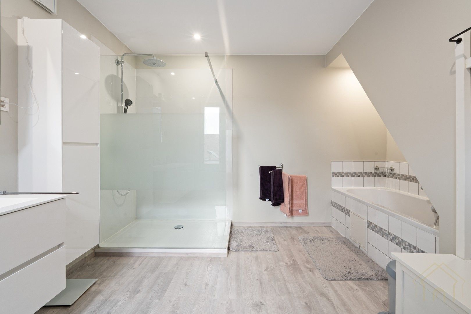 Handelspand met uitweg en woonst op topligging in het centrum van Lauwe foto 13