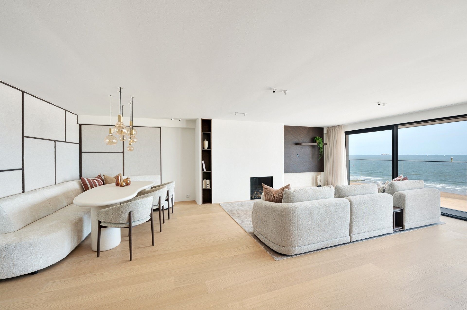 Exclusief en luxueus gerenoveerd appartement met frontaal zeezicht op topligging in Het Zoute foto 20