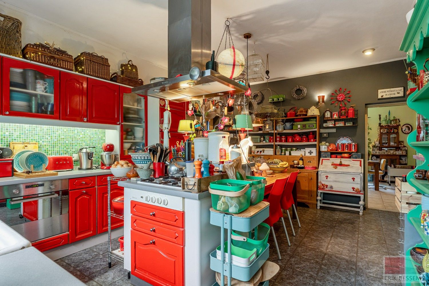 Unieke gesloten bebouwing met veel potentieel, deze ruime woning biedt een indrukwekkende woonoppervlakte van 306 m² foto 11