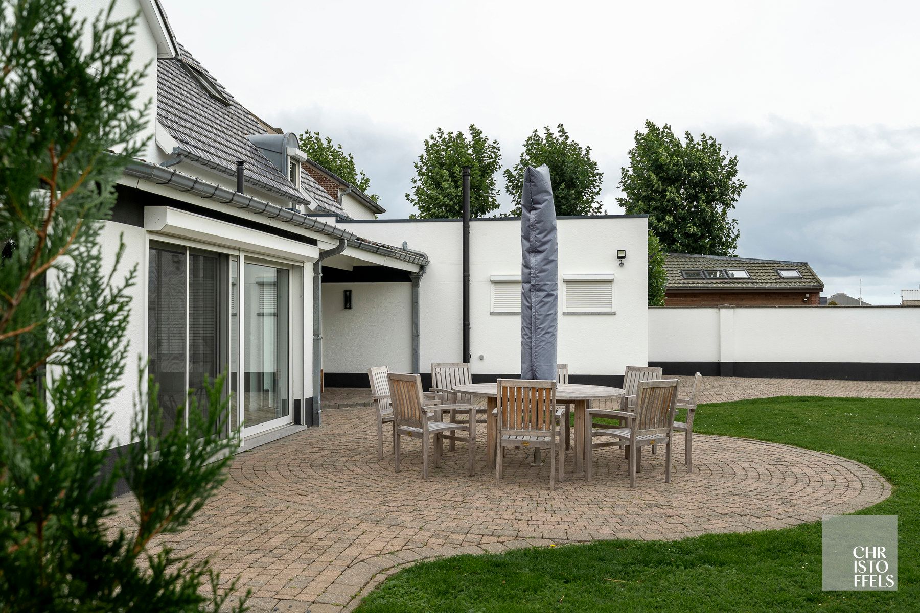 Uitzonderlijk ruime (440m²!) en volledig gerenoveerde woning met commerciële topligging en tal van mogelijkheden in Lanaken! foto 10