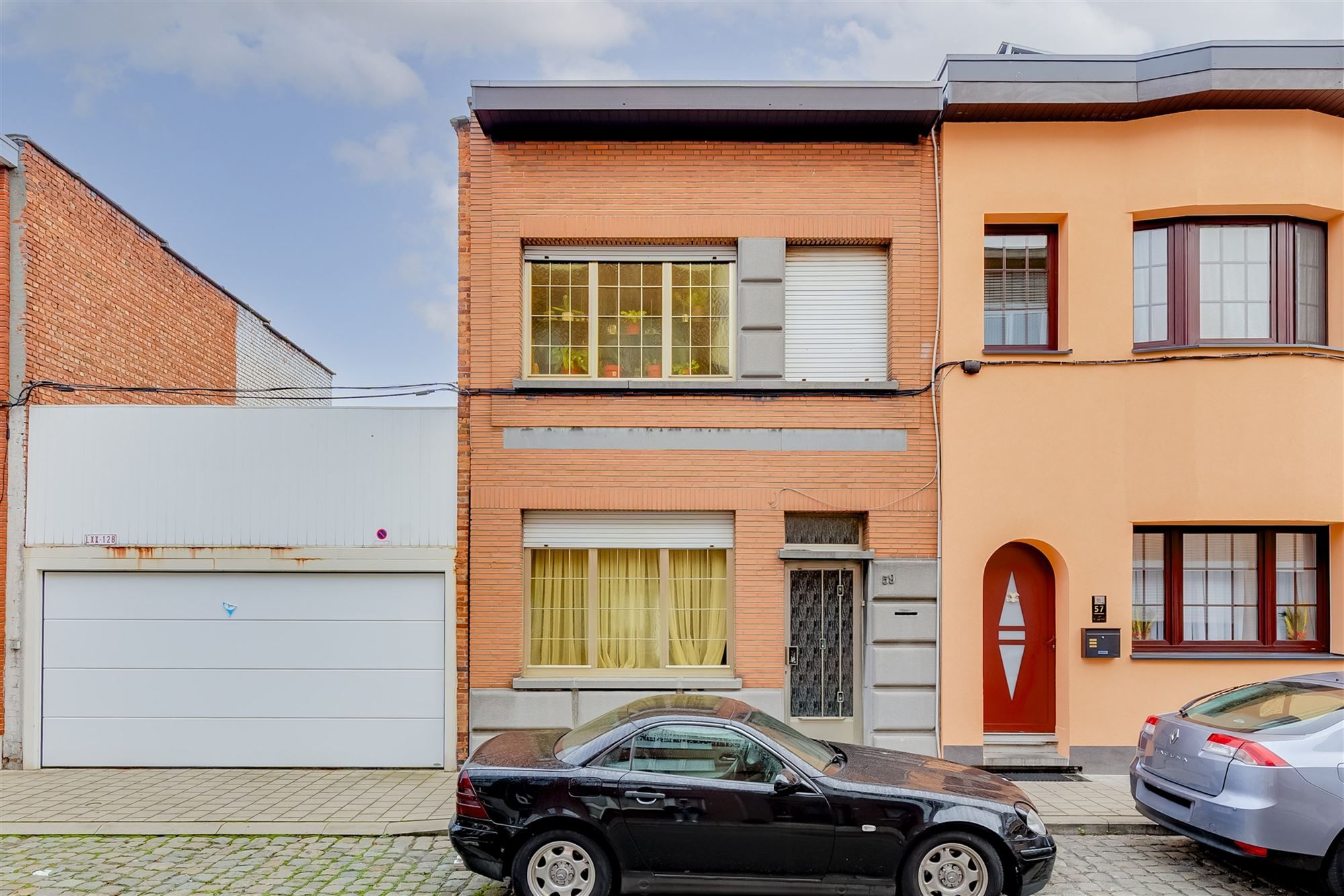 Hoofdfoto van de publicatie: Te renoveren woning met koer thans ingedeeld in 2 appt