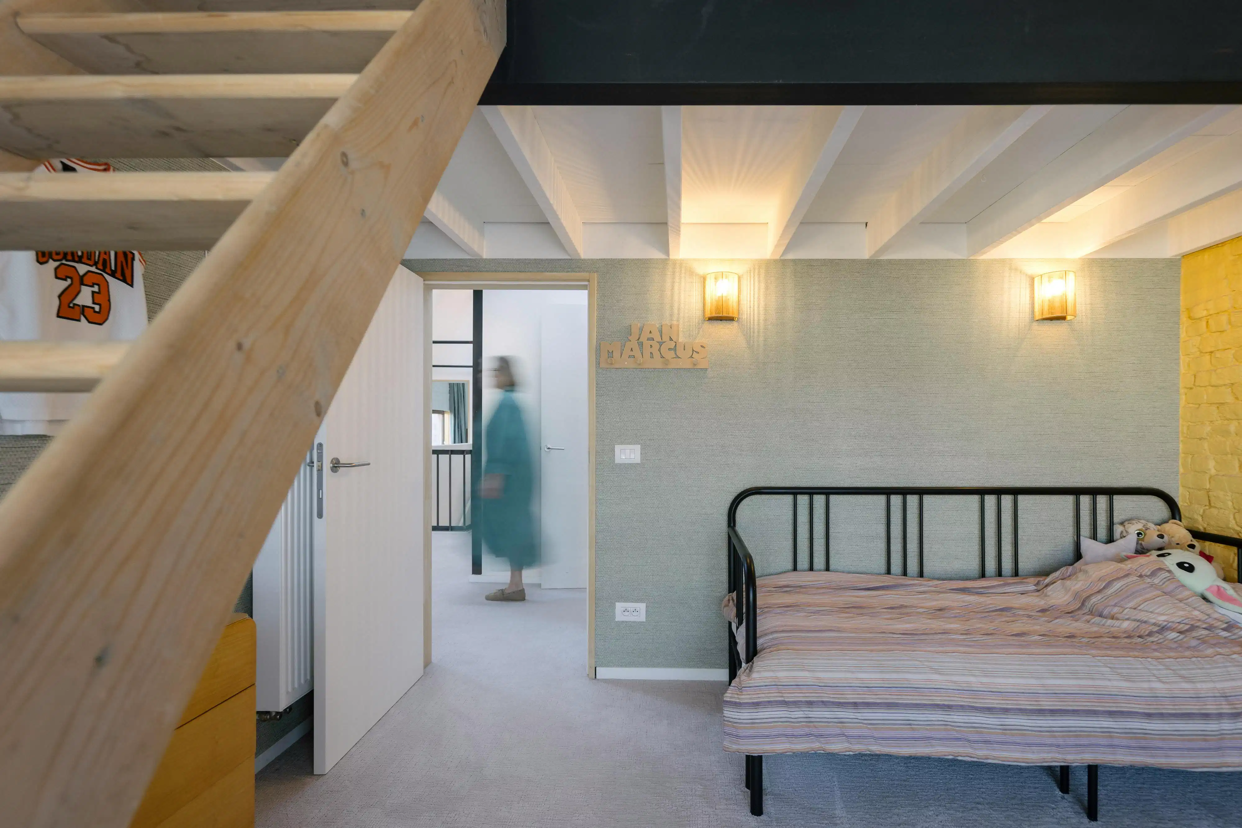 Gerenoveerde woning met authentieke elementen en magazijn foto 19