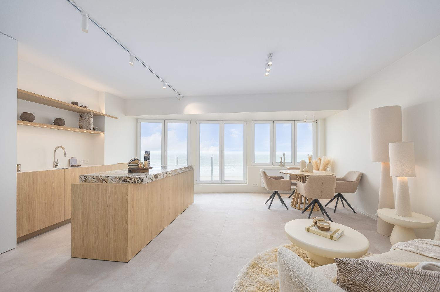 Luxueus 2 slaapkamer-appartement met frontaal zeezicht! foto {{pictureIndex}}