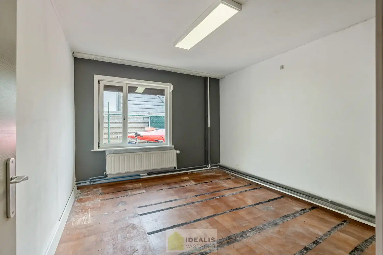 IDEALIS VASTGOED – RUIME, GERENOVEERDE EN INSTAPKLARE WONING MET 3 GELIJKVLOERSE SLAAPKAMERS, LICHTRIJKE LEEFRUIMTE MET OPEN KEUKEN ÉN AFGEWERKTE 2e VERDIEPING MET TOTALE BEWOONBARE OPPERVLAKTE VAN MAAR LIEFST +232M²!! DE WONING IS GELEGEN OP EEN KNAP PERCEEL VAN 7A 92CA IN HET GEGEERDE HERENT (PELT). Deze unieke woning omvat een ruime +-232m² netto bewoonbare oppervlakte met een gezellige woonkamer met aansluitend ruime keuken voorzien van alle comfort met aparte achterinkom/veranda, 3 slaapkamers, uitgeruste badkamer voorzien van douche en ligbad én een volledig afgewerkte 2e verdieping die fungeert als woongedeelte met eigen woonkamer, slaapkamer(s) en badkamer. De woning biedt verder een extra ruime garage, pergola, … Een unieke kans voor kandidaten op zoek naar een instapklare woning voorzien van alle luxe, ruimte en vlakbij tal van faciliteiten. foto 20