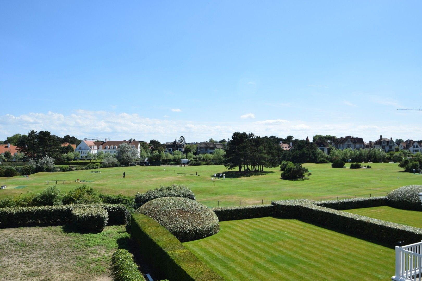 Overname aandelen met in zijn actief een ruim hoekappartement met zicht op de Approach Golf en zuidgerichte terrassen in hartje Zoute. foto 1