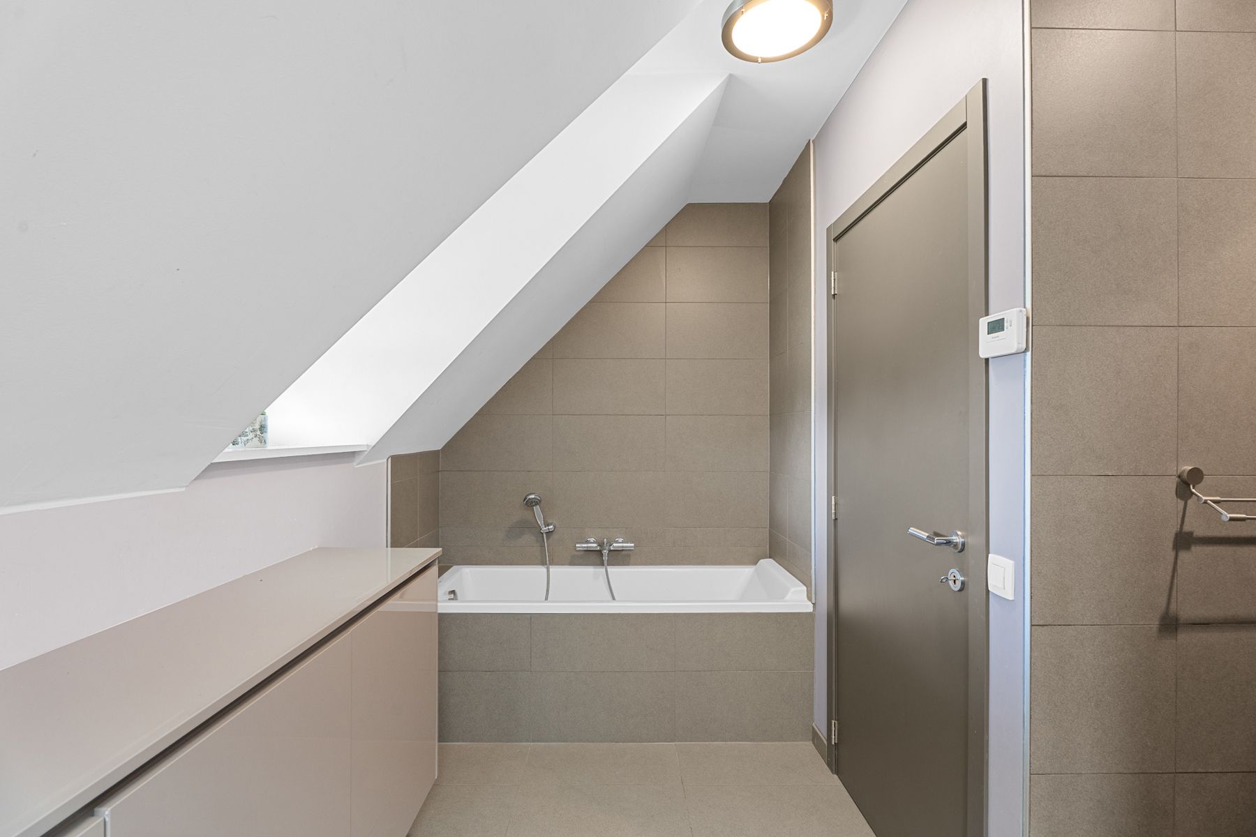 Exclusieve woning met klasse, ruimte en zicht op groen foto 16