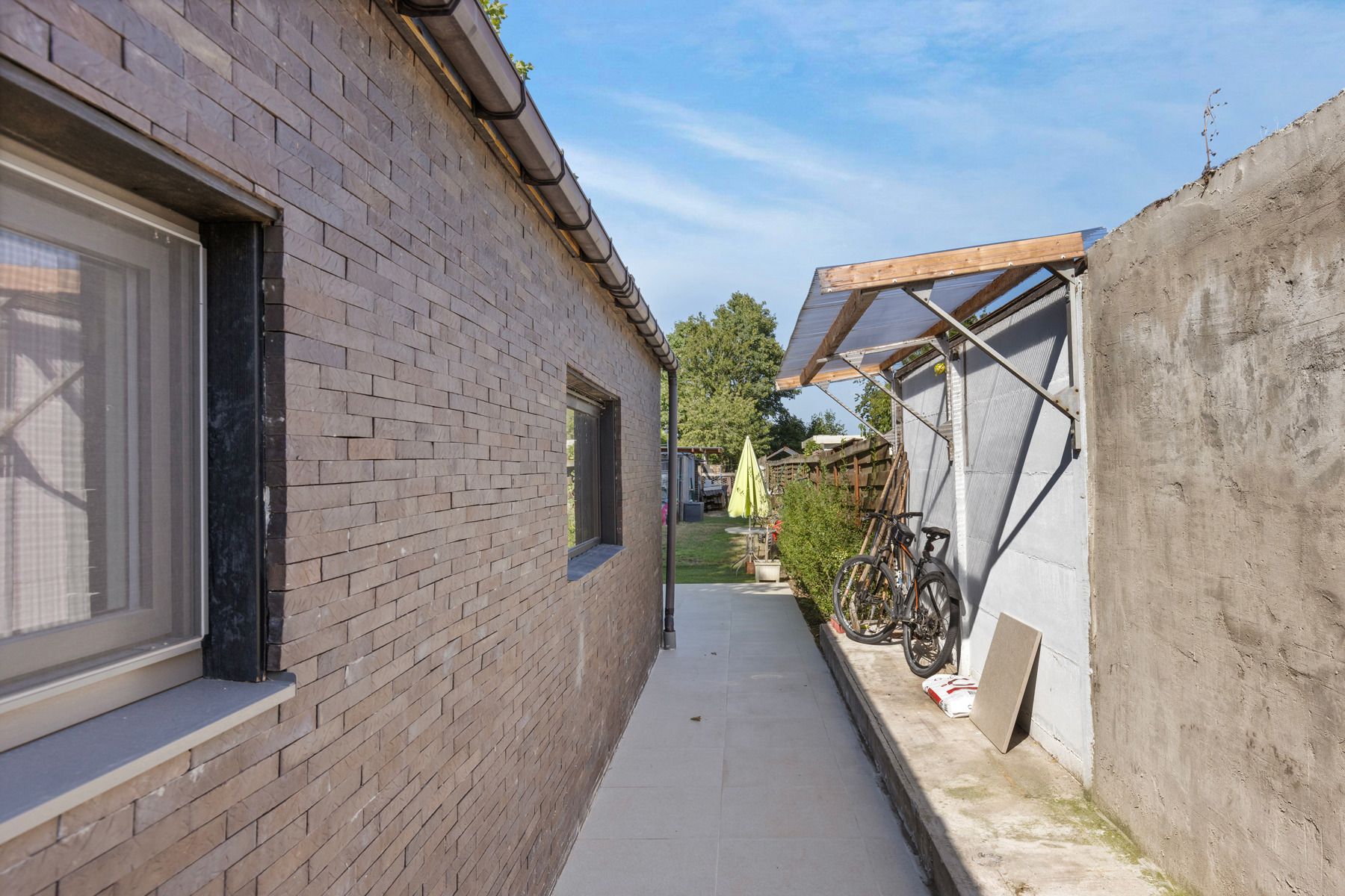 Instapklare gerenoveerde starterswoning met 2 slpks en oostgerichte tuin (500m2) foto 22