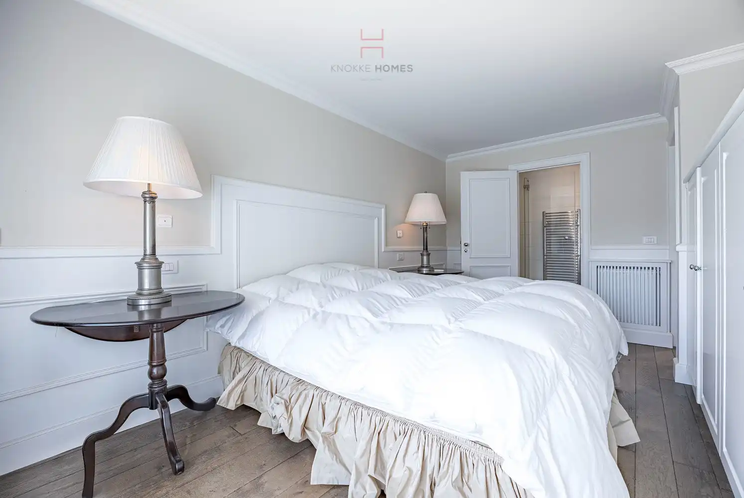 Gemeubeld appartement met frontaal zicht over het Van Bunnenplein en de zee. foto 14