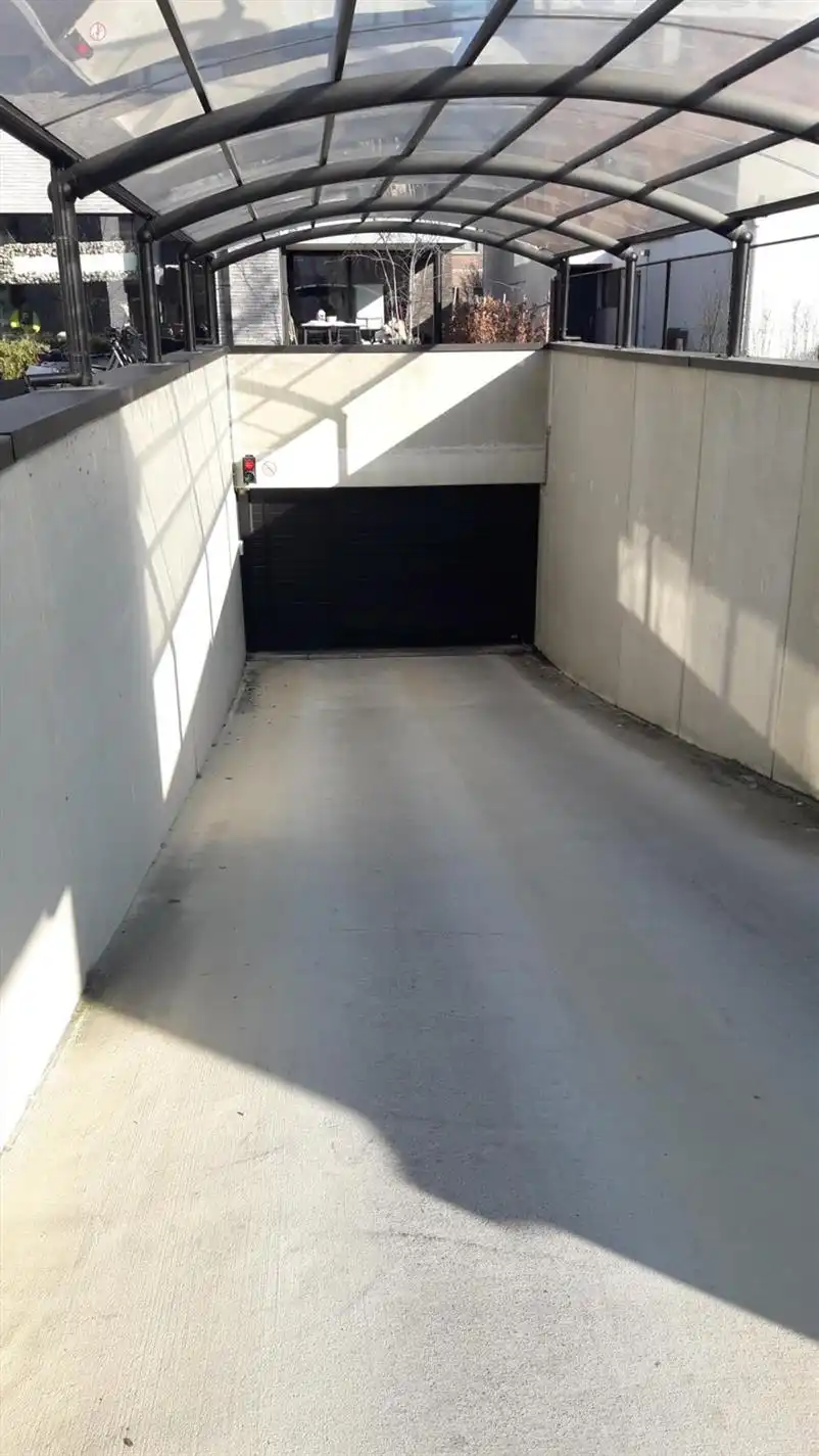 2 ondergrondse autostaanplaatsen, vlotte bereikbaarheid centrum foto 2