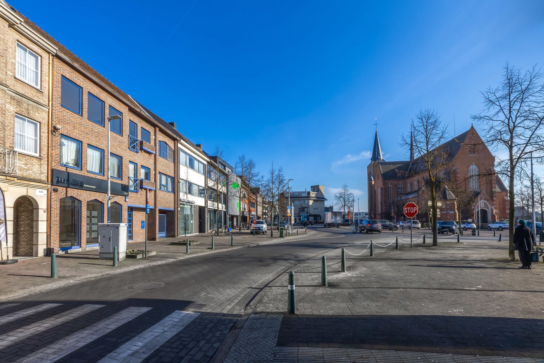 Handelszaak, twee appartementen en garageboxen foto 2