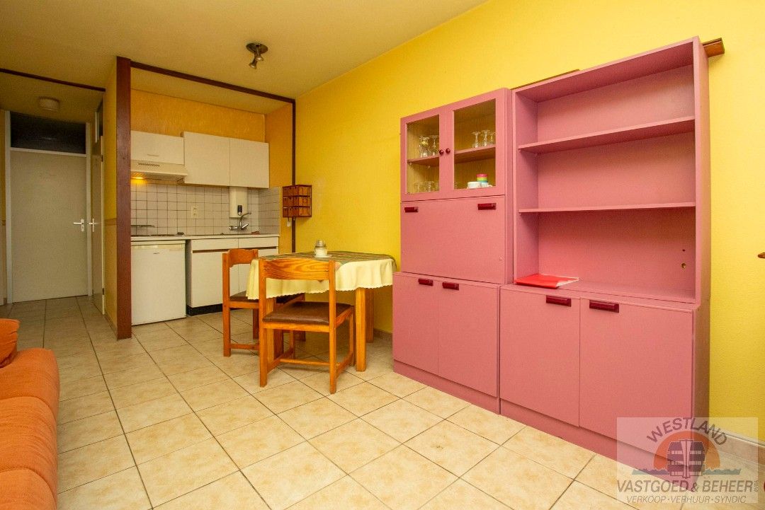 Hoofdfoto van de publicatie: Te renoveren gelijkvloers appartement met 2 slaapkamers te koop in Nieuwpoort Bad