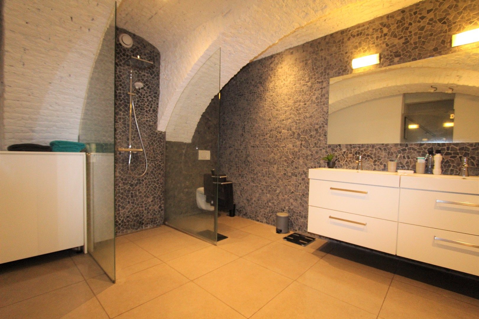 MODERN GELIJKVLOERS APPARTEMENT MET GROOT TERRAS EN PRIVATE PARKING foto 10