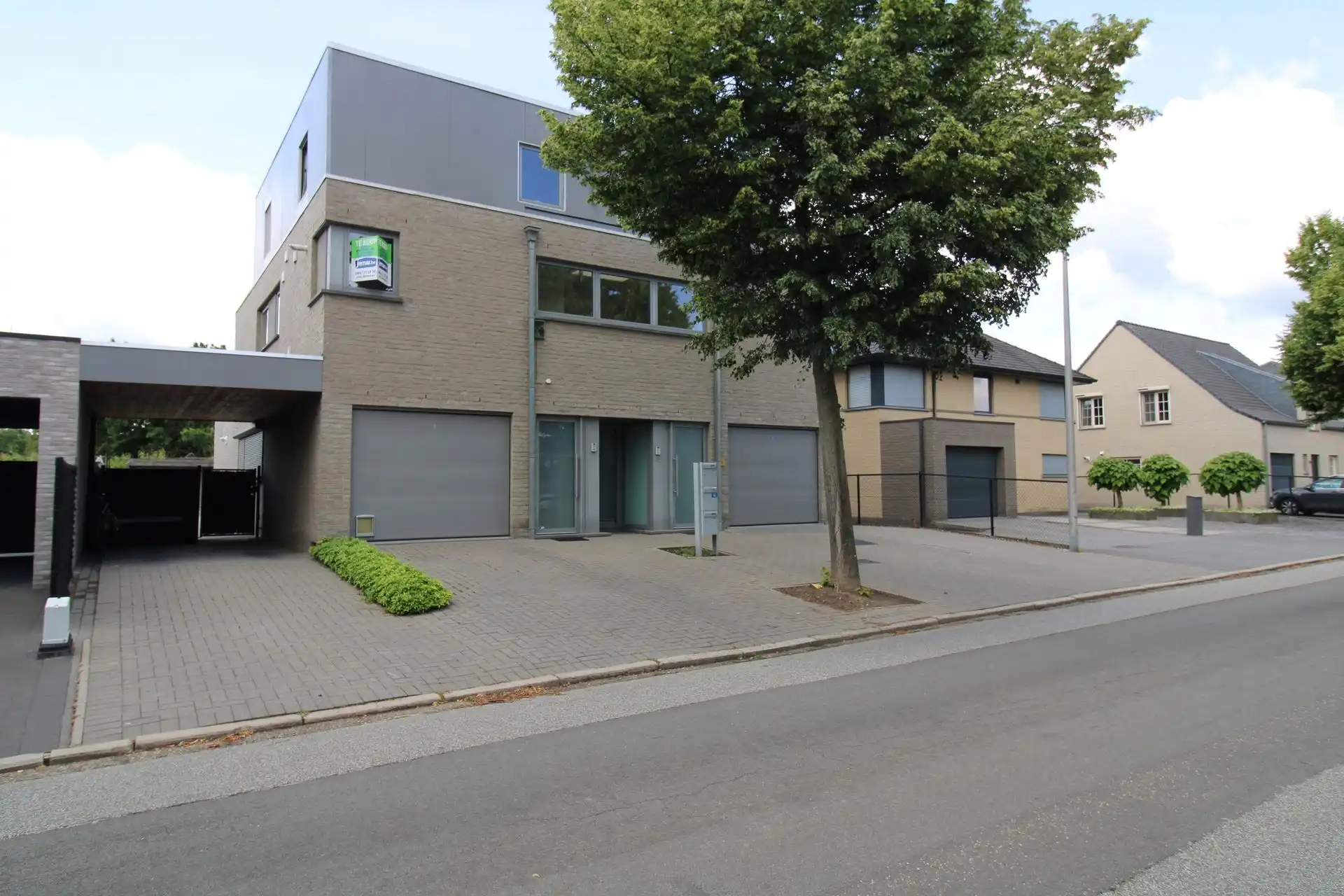 Instapklaar duplexappartement met inpandige garage, zuidgericht terras en 2 slaapkamers op mooie locatie in Maasmechelen! foto {{pictureIndex}}