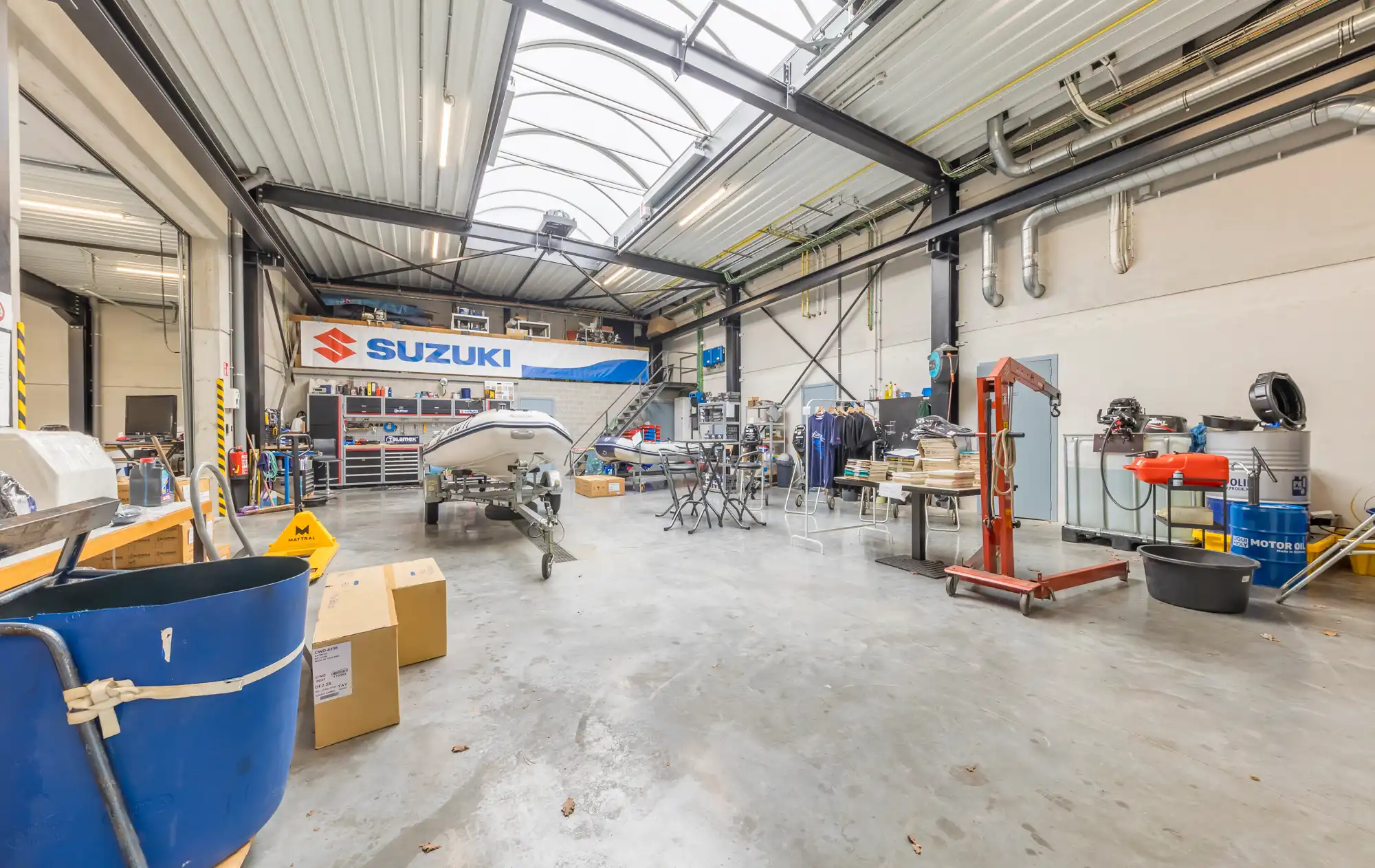 TE HUUR: Recent en hoogwaardig afgewerkt bedrijfs-/kantoorgebouw met showroom, magazijn en ruime parking foto 17