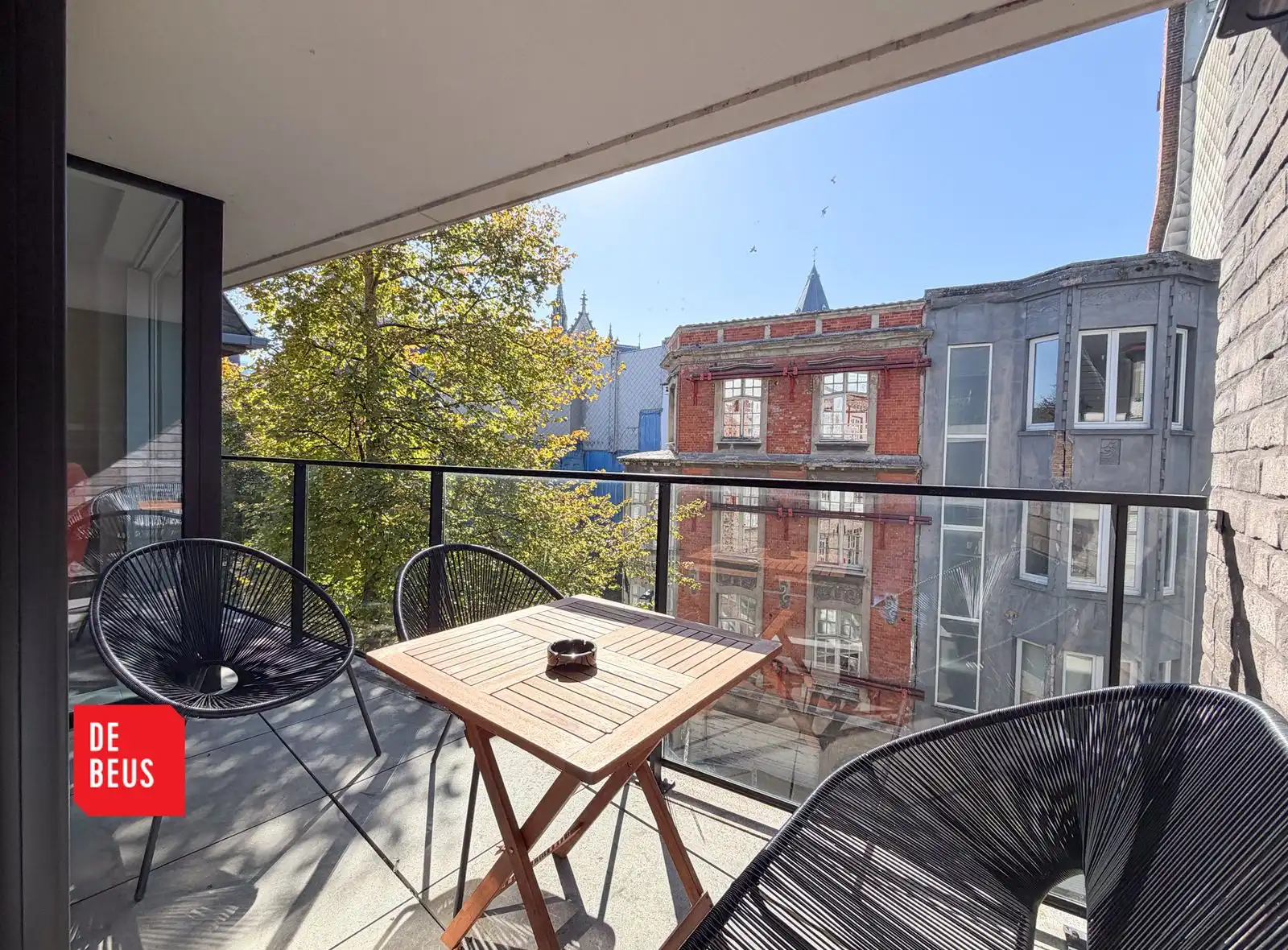Jonge residentie met 2 slaapkamers en 2 terrassen foto {{pictureIndex}}