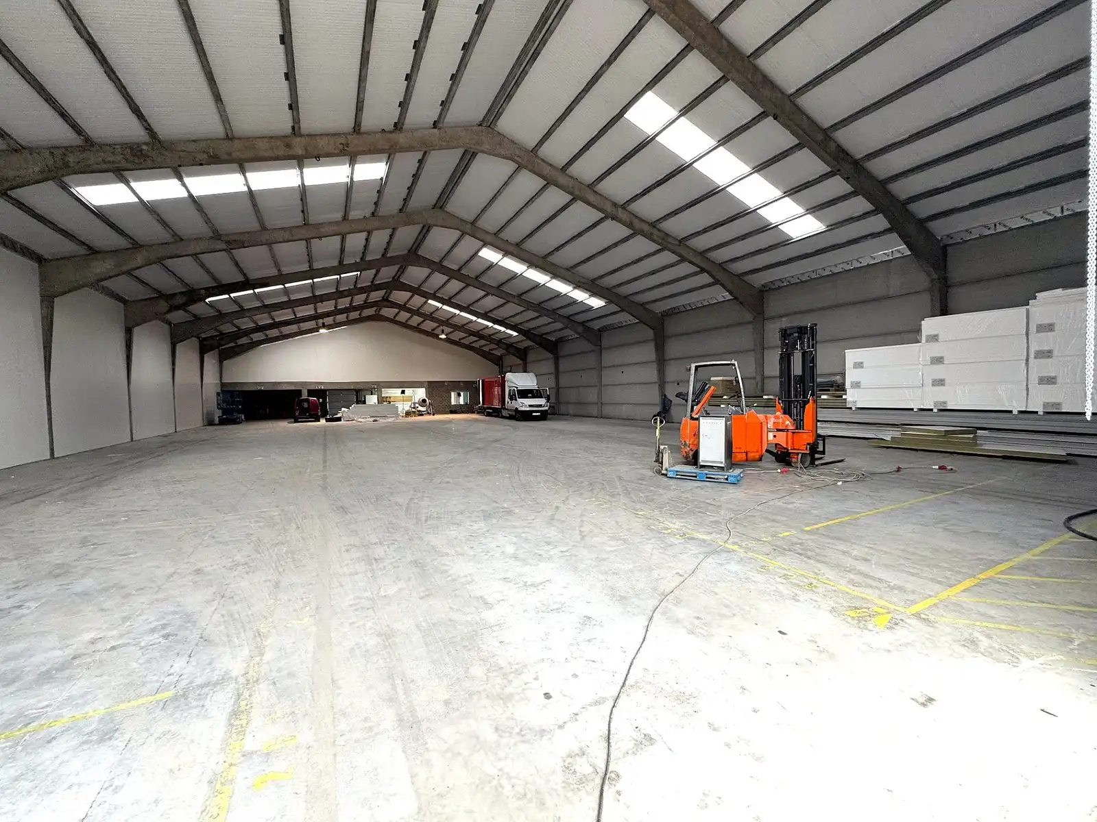 Instapklare MAGAZIJN (1.200m², voorzien van 2 LAADKADEN (met levellers), elektrische sectionaalpoort en verhard terrein (voor- en achterkant) op industriezone te Gistel. foto 11