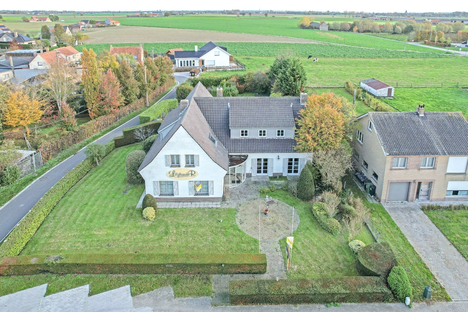 Uitzonderlijk ruime woning op 1640 m² met veel potentieel. foto 24