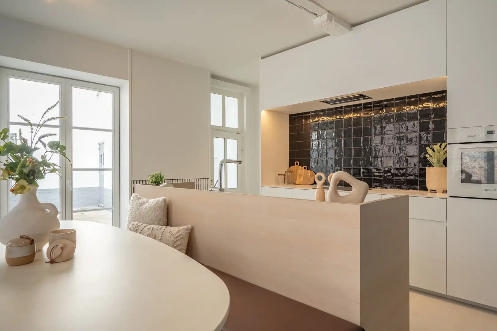 Stijlvol gerenoveerde hoekwoning met aparte duplex studio op topligging foto 5