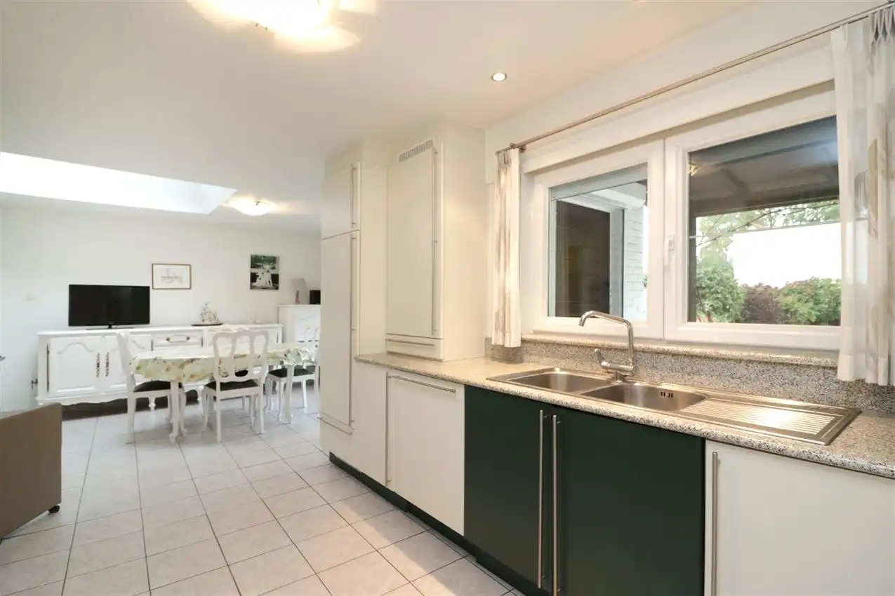 label c, nabij station, garage voor vijf wagens foto 12