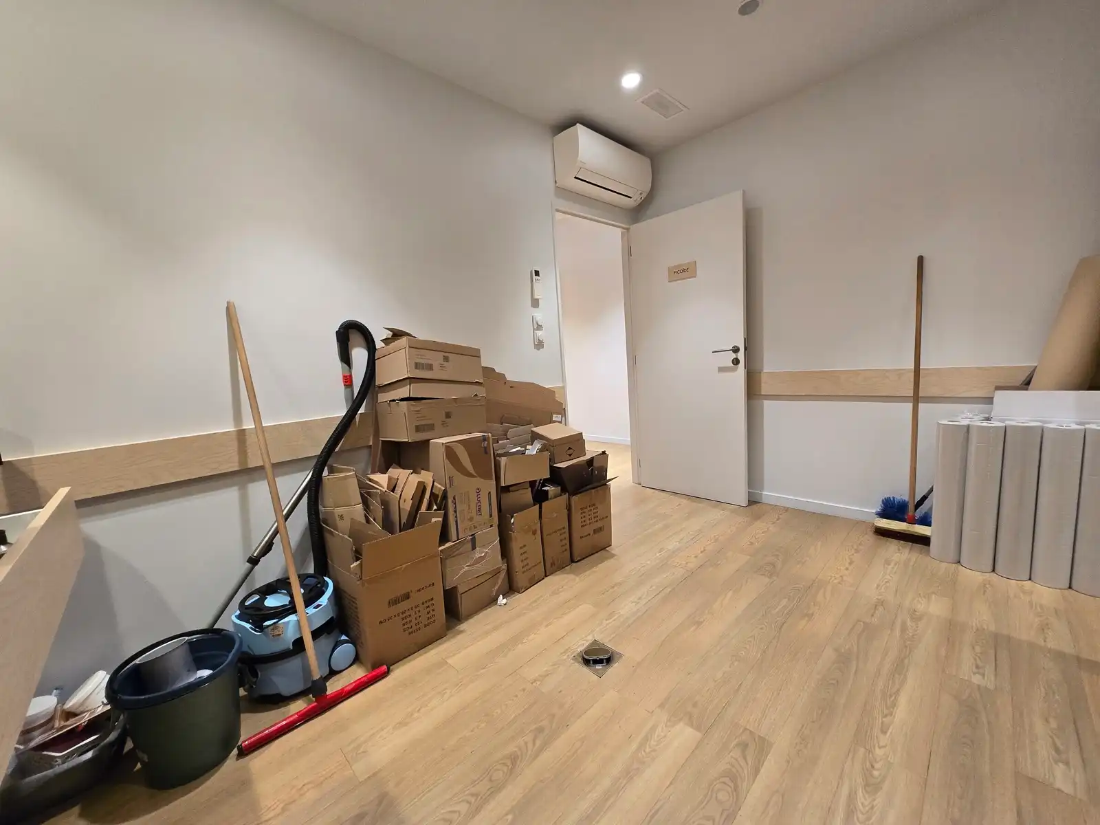 Commercieel pand met hoge vitrine in Mortsel foto 6