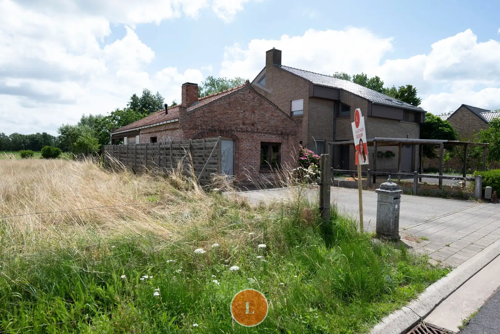 Bungalow met 2 slaapkamers, oprit en grote tuin foto 2