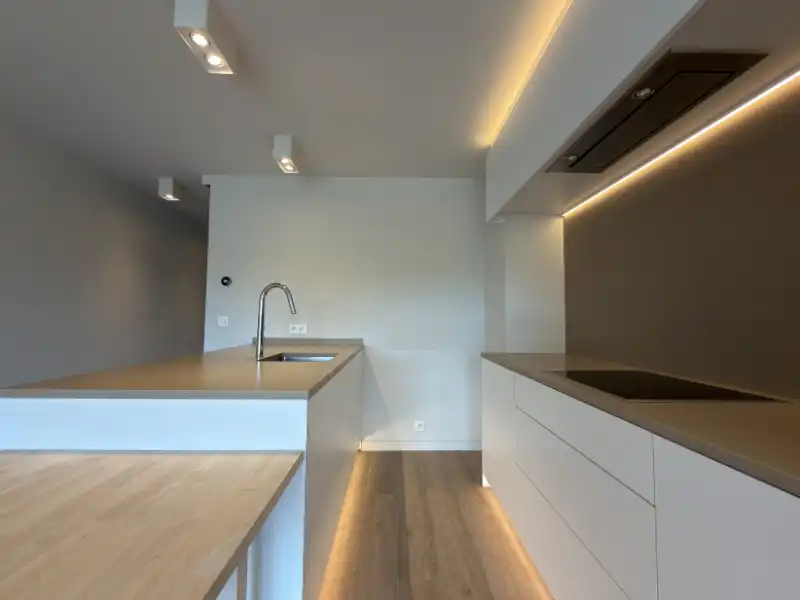 MOOI GERENOVEERD APPARTEMENT MET CENTRALE LIGGING EN DICHTBIJ DE ZEE! foto 4