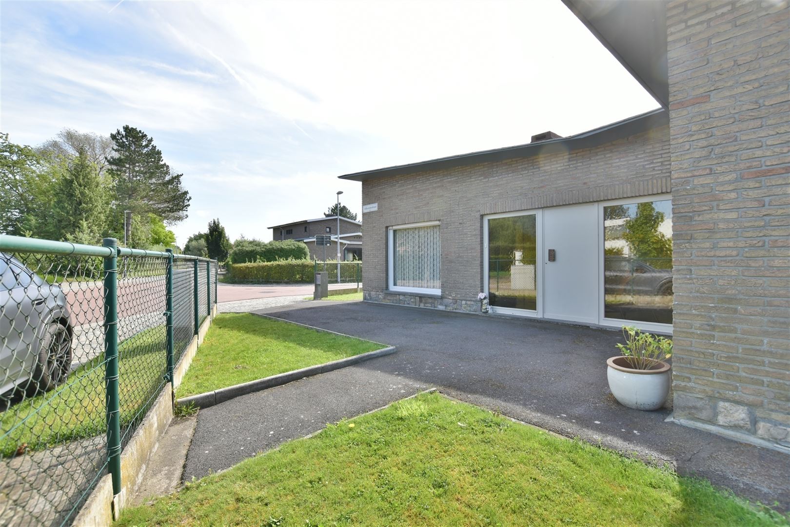 Gezellige bungalow met garage, tuin en oprit te Grembergen bij Dendermonde. foto 2