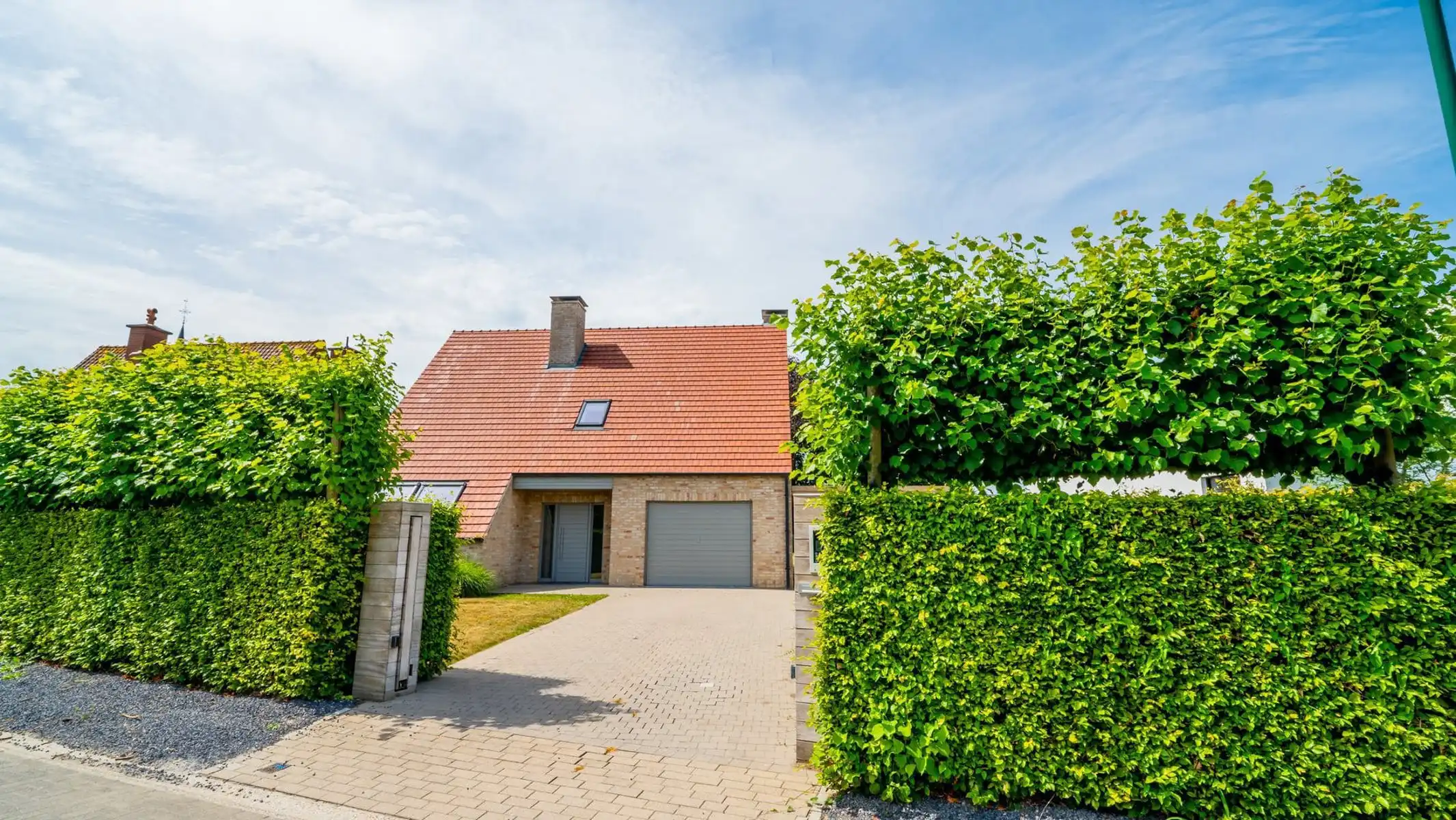 Knappe villa met zuidgerichte tuin, zwembad en poolhouse foto 3