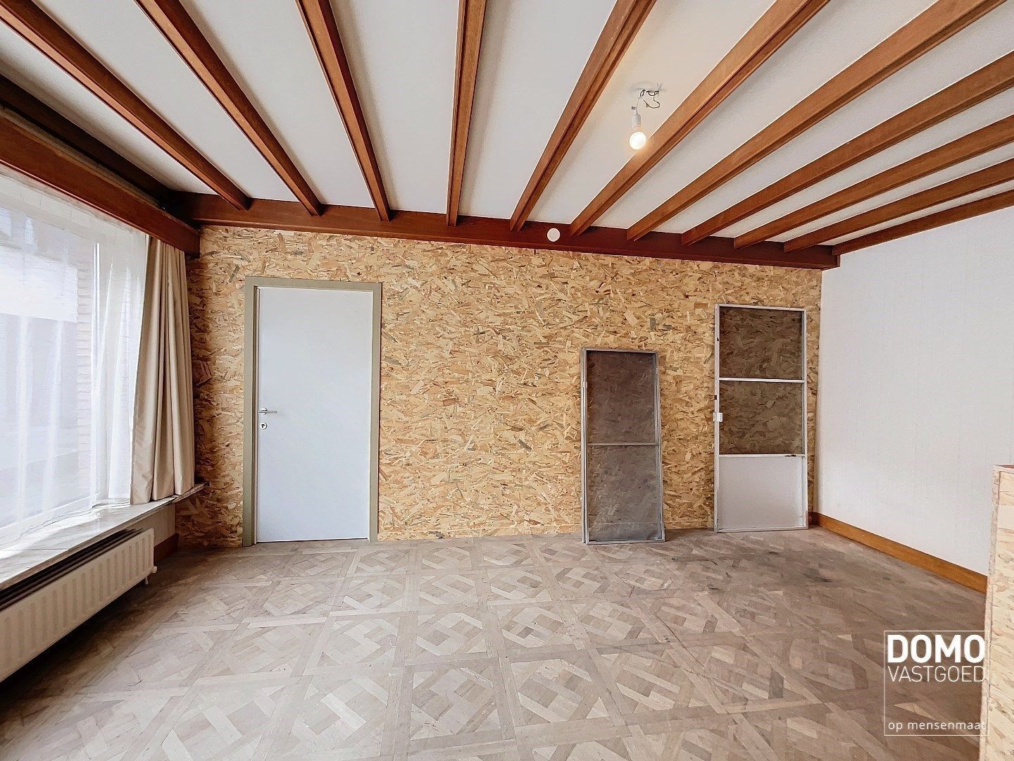 Commercieel gelegen handelspand met inclusief bovenliggend appartement te Kermt. foto 16