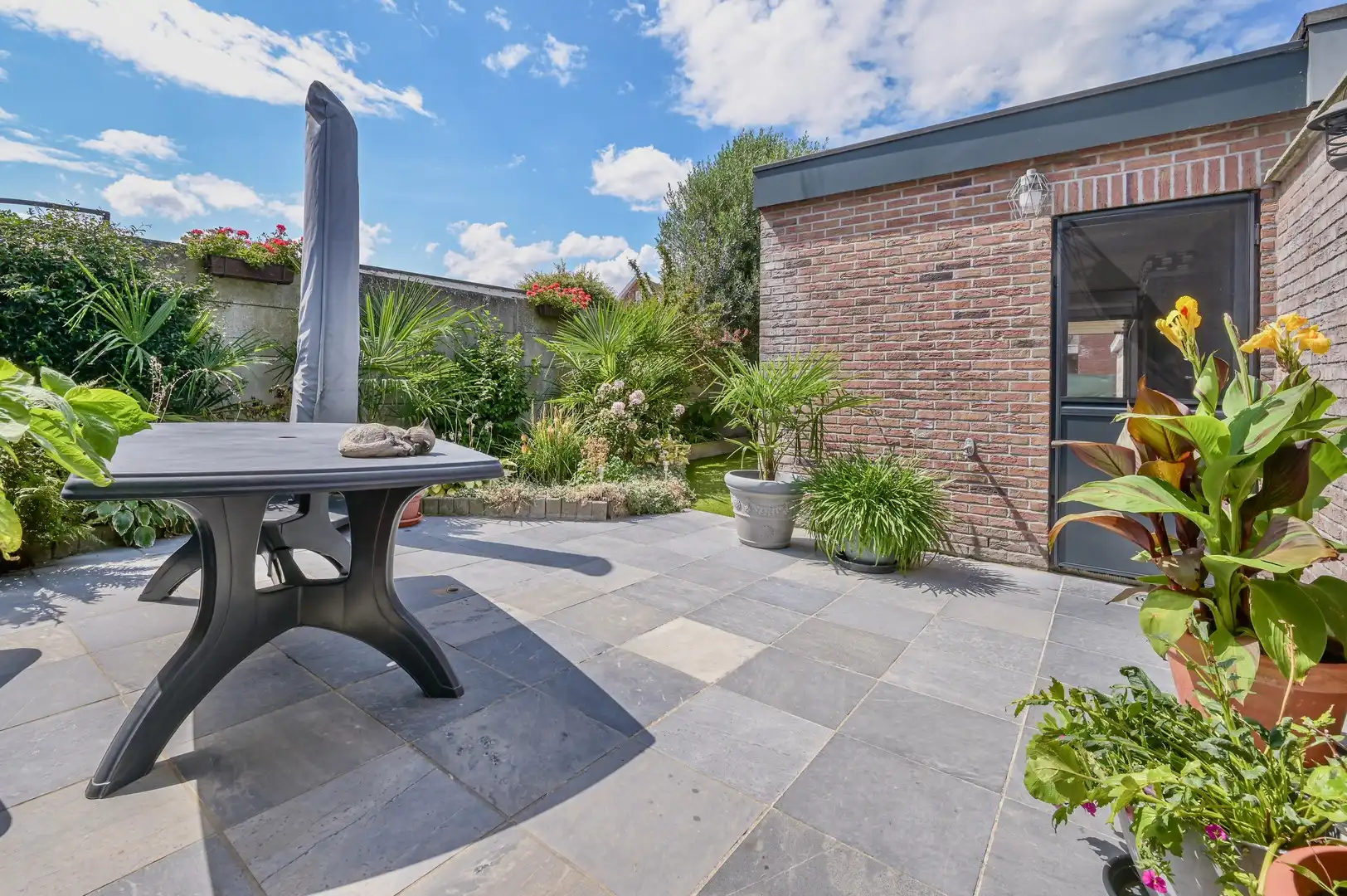 CENTRAAL GELEGEN,  INSTAPKLARE WONING MET GARAGE EN ACHTERUITWEG foto 16