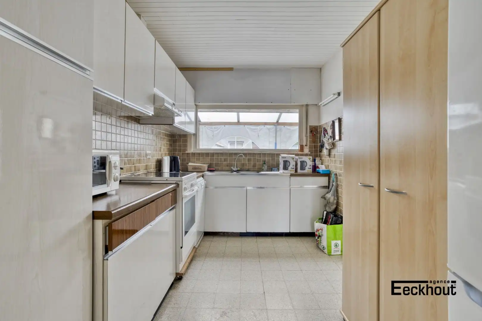 Ruime te renoveren woning met achterliggende atelier/garage en open zicht op kanaal Oostende - Brugge foto 8